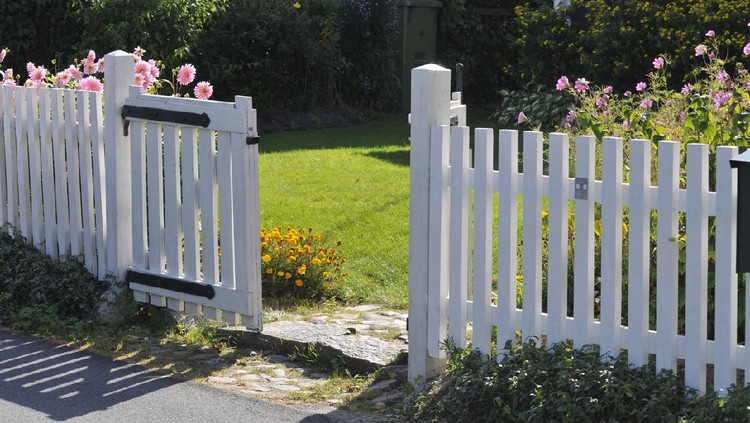 Pagar rumah minimalis Spacious white house with wooden decoration on garage and wood style fence