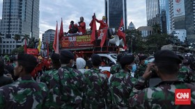 TNI Ikut Bantu Bubarkan Massa Aksi Omnibus Law di Jakarta