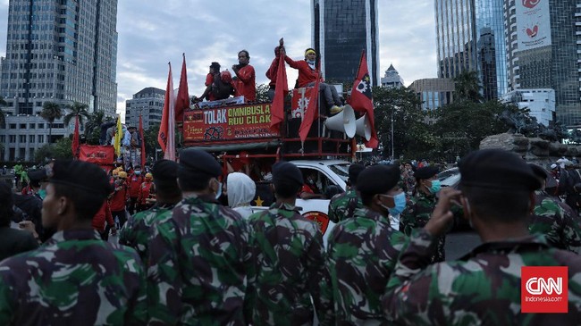 Bubarnya massa aksi tolak omnibus law UU Cipta Kerja langsung diikuti pembukaan akses lalu lintas di sekitar lokasi demo kawasan Patung Kuda, Jakarta Pusat.