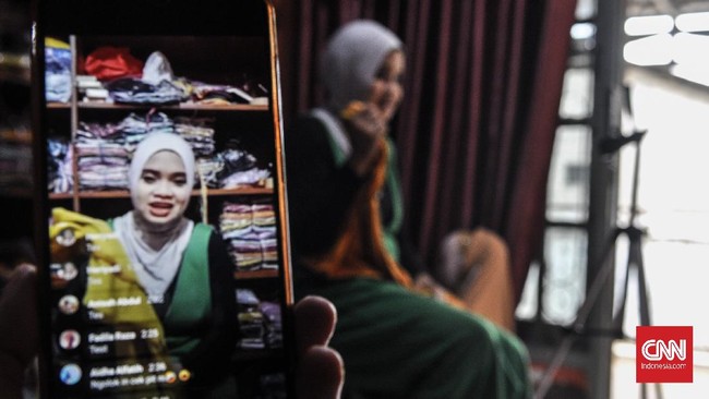 Pedagang di Palembang memanfaatkan live streaming di Facebook untuk berjualan. Omsetnya pun melesat meski saat Pandemi.