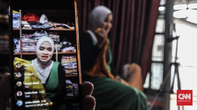 Tokokiki, Live Facebook dan Cuan Melesat saat Pandemi Pedagang di Palembang memanfaatkan live streaming di Facebook untuk berjualan. Omsetnya pun melesat meski saat Pandemi.