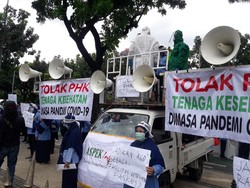 Pekerja Ambulans DKI Demo Anies Tolak PHK Saat Pandemi, Ada yang Pakai Hazmat