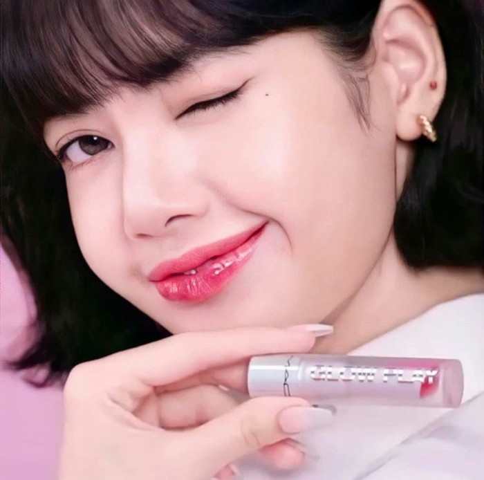Tampil flawless dengan winged eyeliner andalannya, Lisa kembali memamerkan salah satu varian lipstick dari MAC glow play dengan gaya mengedipkan mata yang semakin membuat para penggemarnya gemas. (Foto:instagram.com/bplalalalisa_m.fan/)