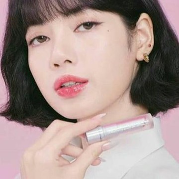 Foto: Gaya Lisa BLACKPINK Jadi Brand Ambassador MAC Cosmetics