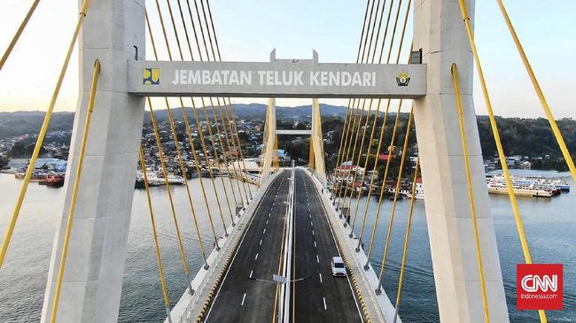 Jembatan Teluk Kendari menjadi ikon baru Kendari, ibu kota Provinsi Sulawesi Tenggara, setelah diresmikan oleh Presiden Joko Widodo pada Kamis (22/10).