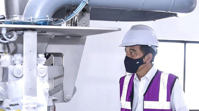 Presiden Jokowi diminta mengevaluasi atau menghentikan proyek-proyek strategis nasional yang bermasalah dan merugikan warga seperti terjadi di Desa Wadas.