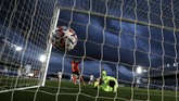 FOTO: Derita Real Madrid Dipecundangi Shakhtar Donetsk Real Madrid secara mengejutkan takluk 2-3 dari Shakhtar Donetsk pada laga pertama Grup B Liga Champions di Stadion Alfredo di Stefano, Selasa (21/10).