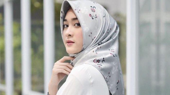 Rekomendasi Bahan Hijab Segi Empat dan Pashmina yang Wajib Kamu Punya!