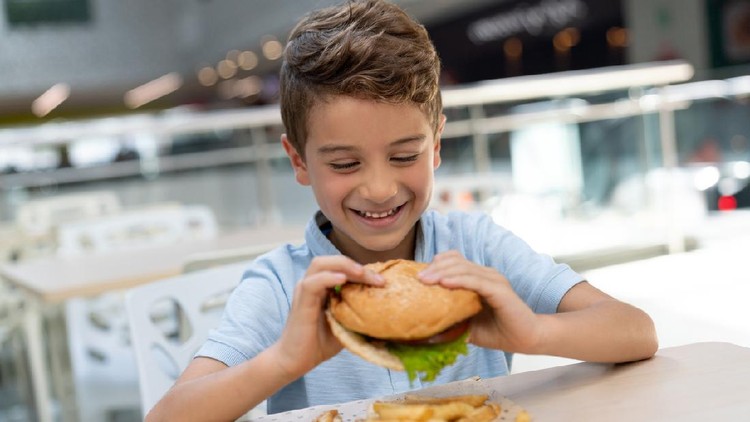 Alasan Remaja Laki laki  Banyak Kecanduan Junk Food Bunda 