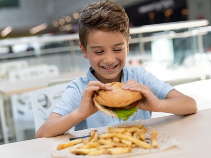 Alasan Remaja Laki-laki Banyak Kecanduan Junk Food, Bunda Perlu Tahu