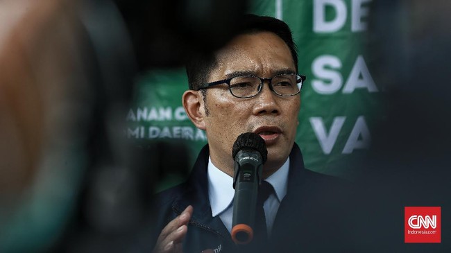 Gubernur Jabar Ridwan Kamil meminta semua pihak untuk tak menyamakan kebijakan UMP 2021 daerahnya dengan wilayah lain karena banyak industri tertekan di Jabar.