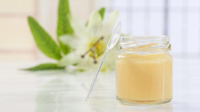 Banyak produk kesehatan dan perawatan kulit menggunakan royal jelly. Apa itu royal jelly dan bagaimana manfaatnya?