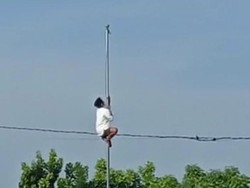 HSN 2020, Santri di Gorontalo Panjat Tiang karena Tali Bendera Putus