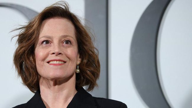 Salah satu aktris pemeran utama film Avatar 2, Sigourney Weaver, melakukan adegan laga sendiri meski sudah berusia 71 tahun.