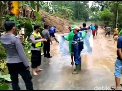 Longsor Menerjang Tasikmalaya, Sawah dan Jalan Tertimbun Tanah
