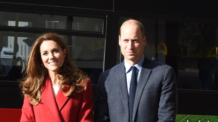 LONDON, ENGLAND - OCTOBER 20: Catherine, Duchess of Cambridge arrives for the launch of the Hold Still campaign at Waterloo Station on October 20, 2020 in London, England. (Photo by Jeremy Selwyn - WPA Pool/Getty Images)