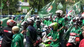 VIDEO: Tuntut Perppu, Buruh Penuhi Ruas Jalan Daan Mogot