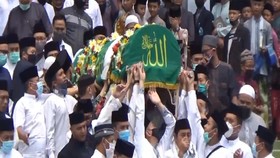 VIDEO: Ribuan Warga Iringi Pemakaman Pimpinan Ponpes Gontor