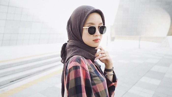Tips Penting Pakai Hijab dengan Kacamata Agar Tetap Kece dan Nyaman