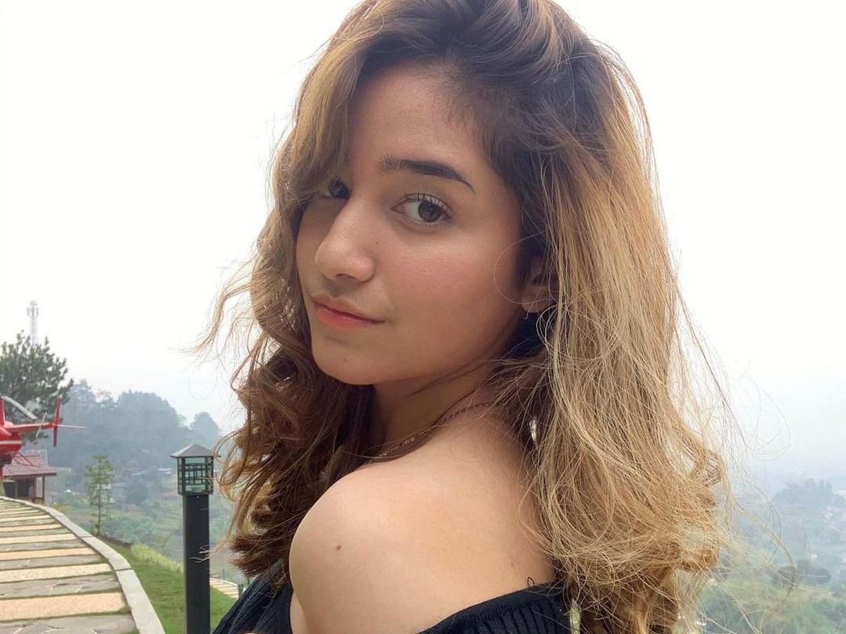 7 Foto Dannia Salsabilla yang Jadi Idaman Pria & Bikin Iri Wanita