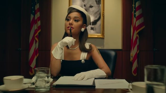Ariana Grande menyebut bahwa dirinya siap membantu dan selalu berbagi informasi perihal vaksinasi di Amerika Serikat.
