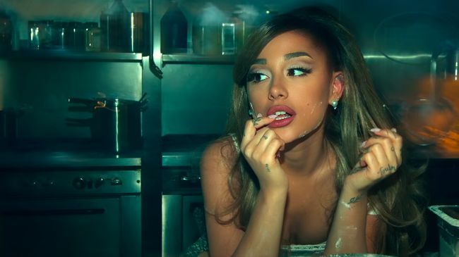 Penyanyi Ariana Grande mempraktekkan kemahirannya memakai eye liner. 