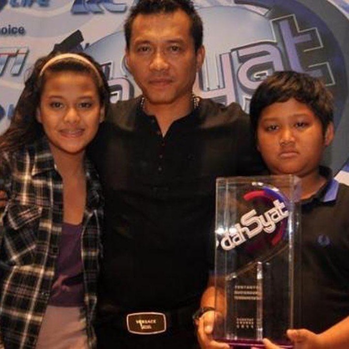 <p>Potret Aurel dan Azriel masa remaja saat menemani Anang memenangkan sebuah penghargaan di industri musik. (Foto: Instagram @aurelie.hermansyah)</p>