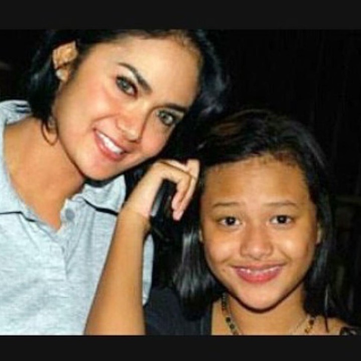 <p>Potret Aurel dan sang ibunda, Krisdayanti. Senyum keduanya mirip ya. (Foto: Instagram @aurelie.hermansyah)</p>