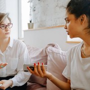 7 Cara Hadapi Teman yang Suka Pinjam Uang