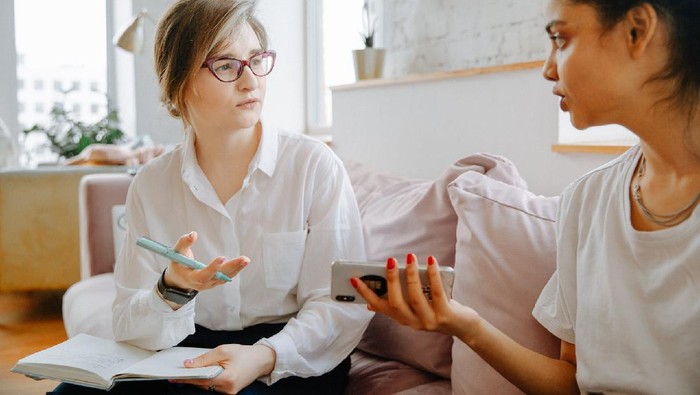 7 Cara Hadapi Teman yang Suka Pinjam Uang