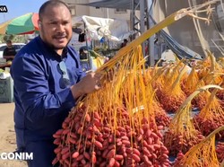 Pria Indonesia Borong Kurma di Palestina untuk Dibagikan ke Anak-anak