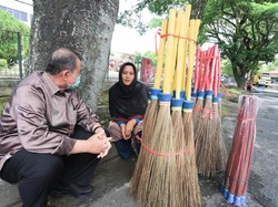 Saat Penjual Sapu di Sumbar Curhat Sepi Pembeli ke Nasrul Abit