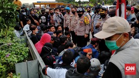 Demo Ciptaker, Mahasiswa Bandung Blokir Gerbang Tol Pasteur