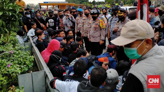 Aksi blokir gerbang tol Pasteur dilakukan mahasiswa selama kurang lebih 20 menit sebelum akhirnya dibubarkan polisi. Jalanan sempat macet.