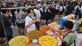 FOTO: Kala Street Food Ramaikan Aksi Demo Thailand Deretan pedagang kaki lima ramai menjajakan berbagai pilihan street food di tengah aksi unjuk rasa Thailand.