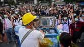 FOTO: Kala Street Food Ramaikan Aksi Demo Thailand Deretan pedagang kaki lima ramai menjajakan berbagai pilihan street food di tengah aksi unjuk rasa Thailand.