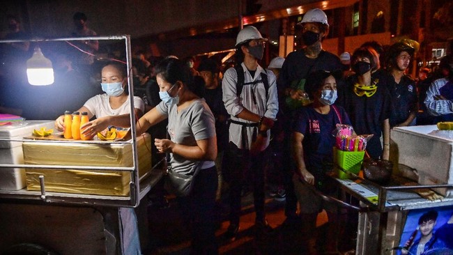 Satgas Covid-19 mendorong pelaksanaan protokol kesehatan oleh pedagang kecil agar menimbulkan rasa aman pelanggan sehingga dagangan kian laris.