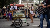 FOTO: Kala Street Food Ramaikan Aksi Demo Thailand Deretan pedagang kaki lima ramai menjajakan berbagai pilihan street food di tengah aksi unjuk rasa Thailand.