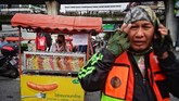 FOTO: Kala Street Food Ramaikan Aksi Demo Thailand Deretan pedagang kaki lima ramai menjajakan berbagai pilihan street food di tengah aksi unjuk rasa Thailand.