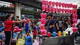 FOTO: Kala Street Food Ramaikan Aksi Demo Thailand Deretan pedagang kaki lima ramai menjajakan berbagai pilihan street food di tengah aksi unjuk rasa Thailand.