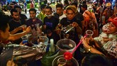 FOTO: Kala Street Food Ramaikan Aksi Demo Thailand Deretan pedagang kaki lima ramai menjajakan berbagai pilihan street food di tengah aksi unjuk rasa Thailand.
