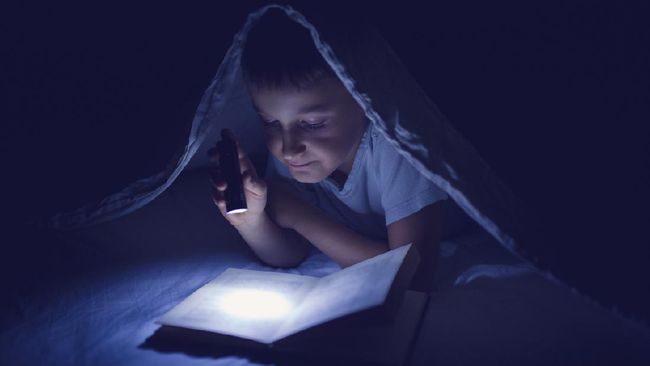 Jangan harap bisa foto-foto dalam toko buku ini, karena Wuguan Books berupa toko buku dalam ruangan hampir gelap gulita.