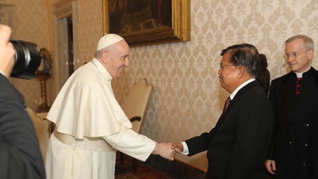 Wapres RI ke-10 dan ke-12, Jusuf Kalla, bertemu Pemimpin Gereja Katolik Roma, Paus Fransiskus, di Vatikan membahas kemanusiaan dan perdamaian.