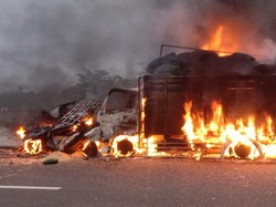 Mobil dan Truk Kecelakaan Lalu Terbakar di Tol Pemalang