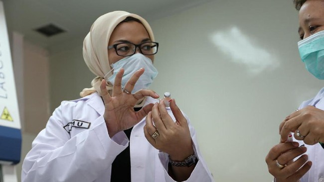 Kepala BPOM menerangkan pemberian izin darurat untuk vaksin Sinovac bisa menggunakan data interim, yakni data pengamatan selama 3 bulan pascapenyuntukan.