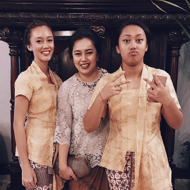 <p>Anggraini begitu kompak dengan dua putrinya ini, Bunda. Wajah ketiga terlihat sangat mirip ya? (Foto: Instagram @nabilasudiro)</p>
