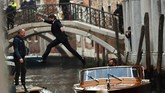 NYALANG: Kidung Cinta dan Gelak Tawa Dalam foto pilihan CNNIndonesia.com pekan ini, ada dua Husky di pinggir danau, singa putih di Uni Emirat Arab, dan lompatan Tom Cruise.