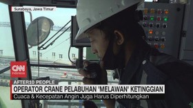 VIDEO: Operator Crane Pelabuhan 'Melawan' Ketinggian