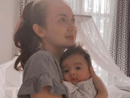 Rianti Cartwright Beri ASI Pakai Botol, Benarkah Bikin Anak Bingung Puting?