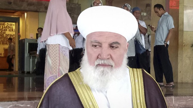 Mufti Damaskus Suriah, Muhammad Adnan Al-Afyouni tewas akibat ledakan bom yang ditempatkan di mobilnya.